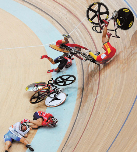 Spectacular spills mar women's race
