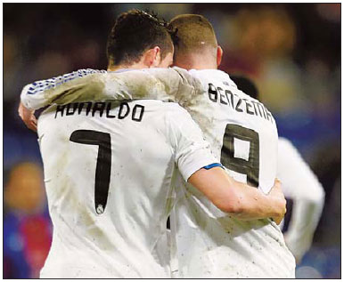 Benzema, Ronaldo on song as Real thumps Levante