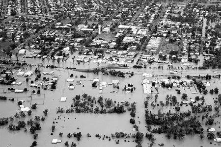 Hundreds flee Australian flood disaster