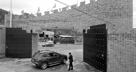 'Great' wall keeps thieves at bay