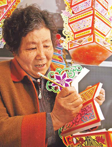 Lantern makers keep flame alive
