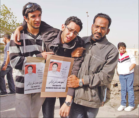 Mourners call for toppling of monarchy