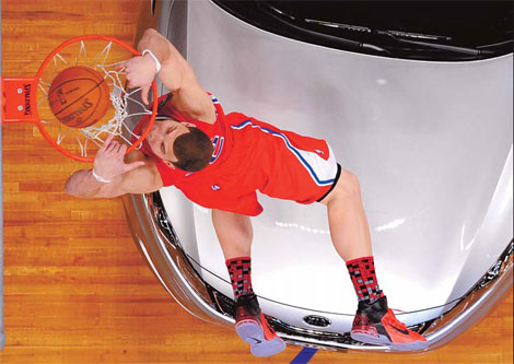 Griffin leaps car to win dunk contest
