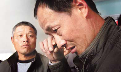 Stranded Chinese begin trek back home