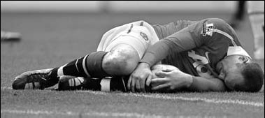 Rooney should have seen red, Martinez says