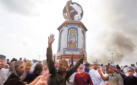Omani protesters block key road after 6 die