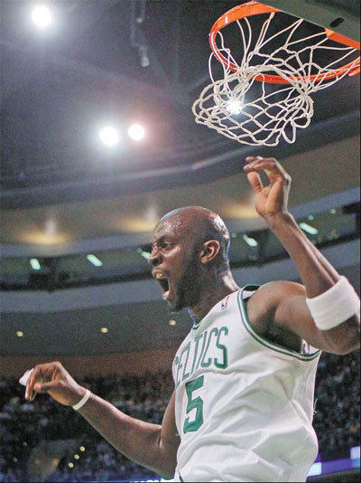 kevin garnett celtics dunk. kevin garnett dunking the ball