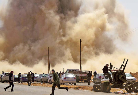 Gadhafi forces gain ground at oil port