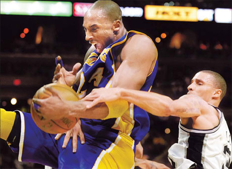 Lakers rout high-flying Spurs