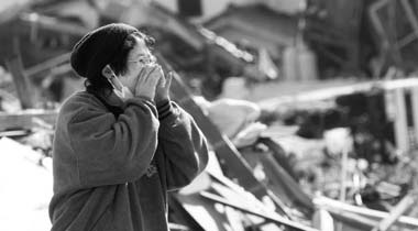 Japan begins to dig for dead amid devastation