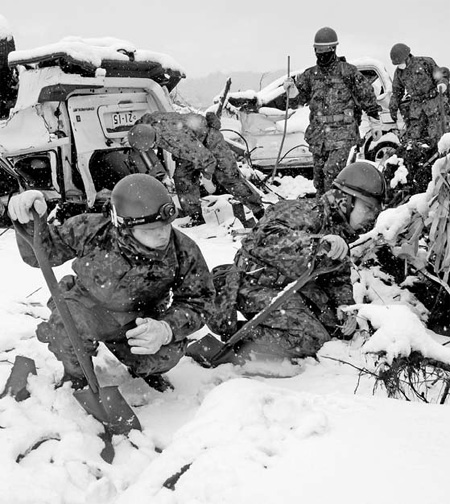 Snow hinders rescuers, adds to survivors' woes