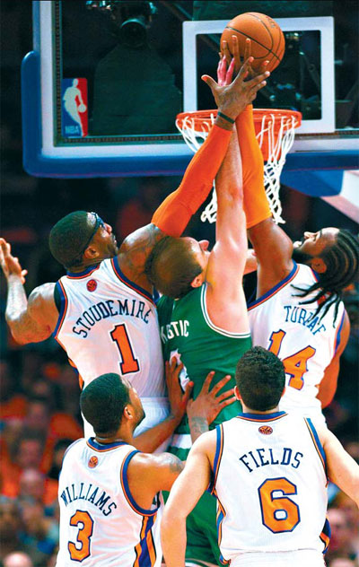 Celtics hold on to complete sweep of disappointing Knicks