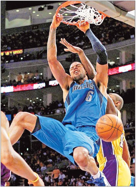 Mavs stun Lakers in Game 1