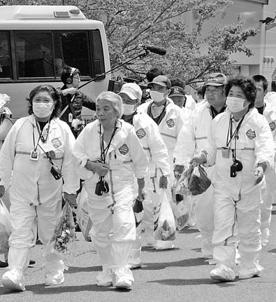 Nuclear evacuees visit homes