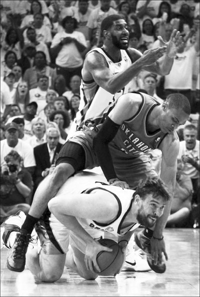 Grizzlies stay alive with win over Thunder