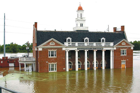 Mississippi River waters head toward homes, farmland