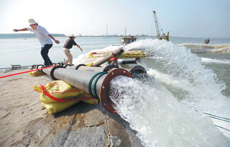 Ships running aground on dry Yangtze