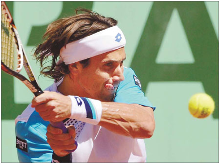 Federer moves into third round; Clijsters advances