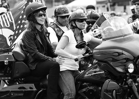 Republican Palin rolls into Washington on a Harley