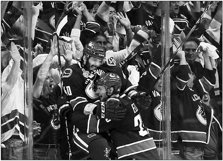 Canucks move to brink of NHL title
