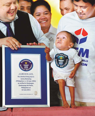 Filipino becomes shortest man
