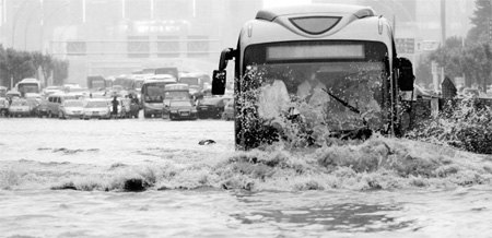 Rain causes gridlock in Wuhan
