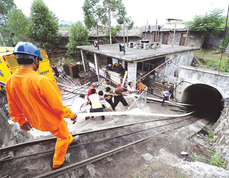 Rescuers race against time at flooded mine