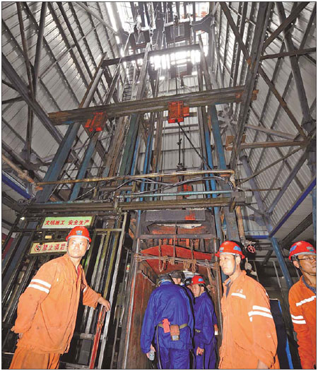 Fire traps miners underground