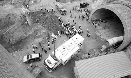 Rescuers dig for workers trapped in tunnel