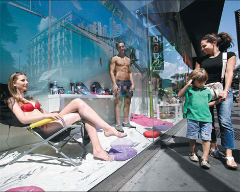 Live mannequins in Italian shop window anger trade union