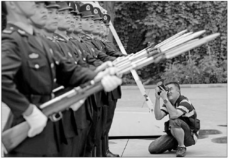 Beijing elite honor guard welcomes overseas media