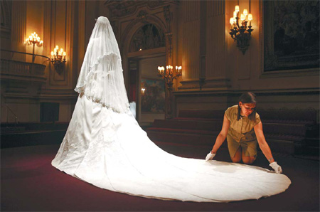 Wedding dress to draw record crowds to Buckingham Palace