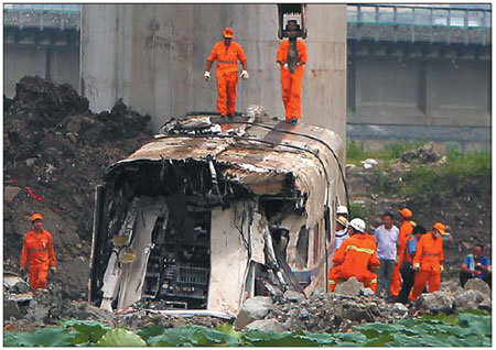 Investigators meet at site of train crash