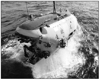 Submersible vessel dives 5,000m below sea level