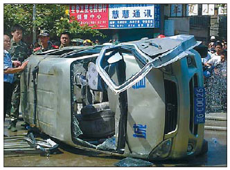 Crowd riots after death of vendor