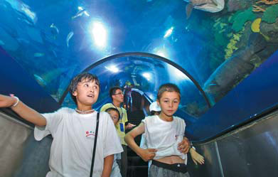 Xinjiang children enjoy the sights during summer camp