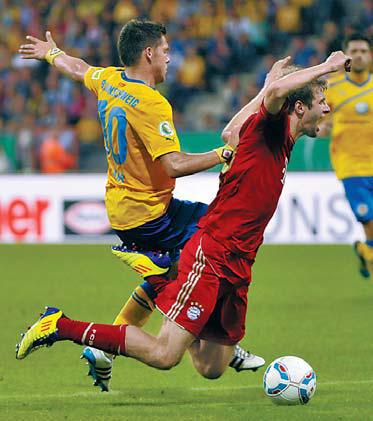 Bayern opens League Cup with easy win