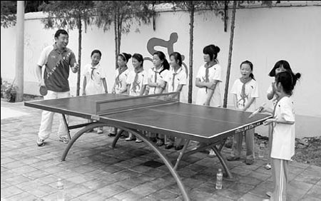Champions volunteer to play with migrant students