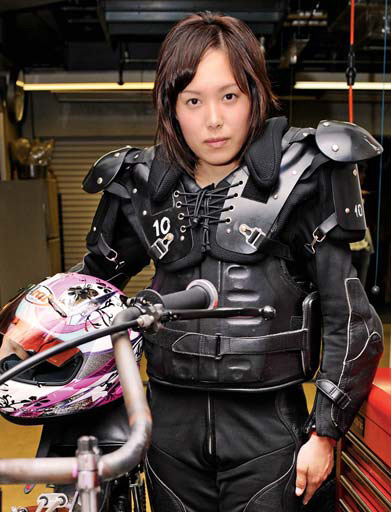 Teenage female daredevil wows crowds in Japan
