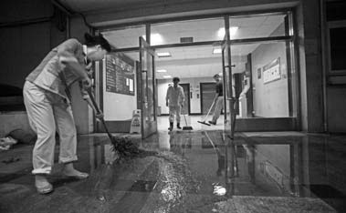 Patient dies when surgical team flees