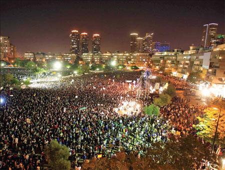 Huge protest piles pressure on Israeli PM for reform <BR>