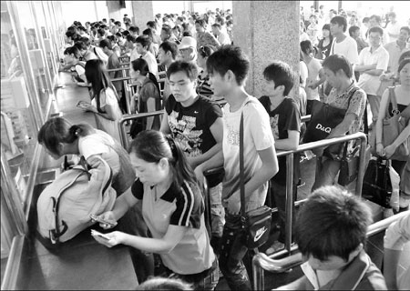 Some turn to scalpers for tickets home after long waits in lines