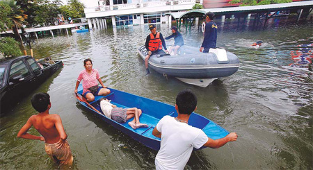 Deadly Thai floods close factories, threaten Bangkok