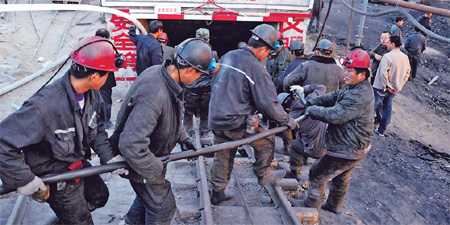 Rescuers pump out water to save 13 trapped in mine