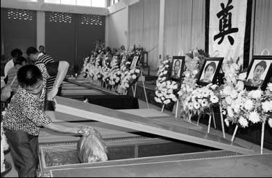 Relatives of slain Chinese sailors hold memorial