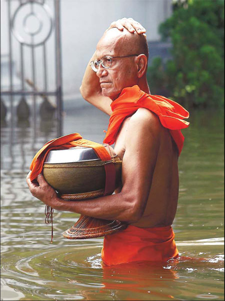 Bangkok bolsters flood barriers