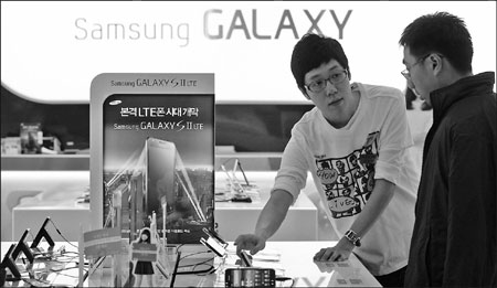 Samsung bites into Apple's smartphone segment
