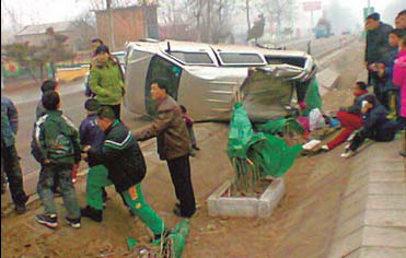 6 schoolchildren hurt in minibus rollover accident