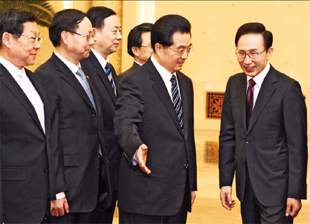 Hu stresses efforts for peace