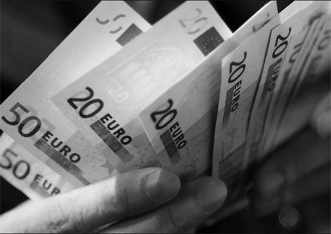 Euro's attractiveness as reserve declining